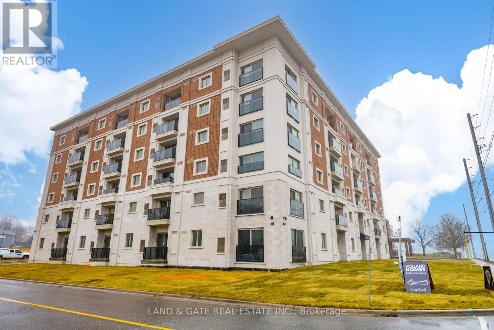404 - 976 SIMCOE STREET N, #404