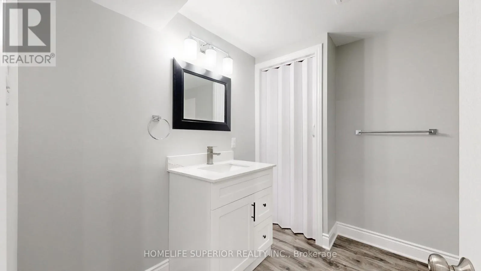 380 VANCOUVER CRESCENT