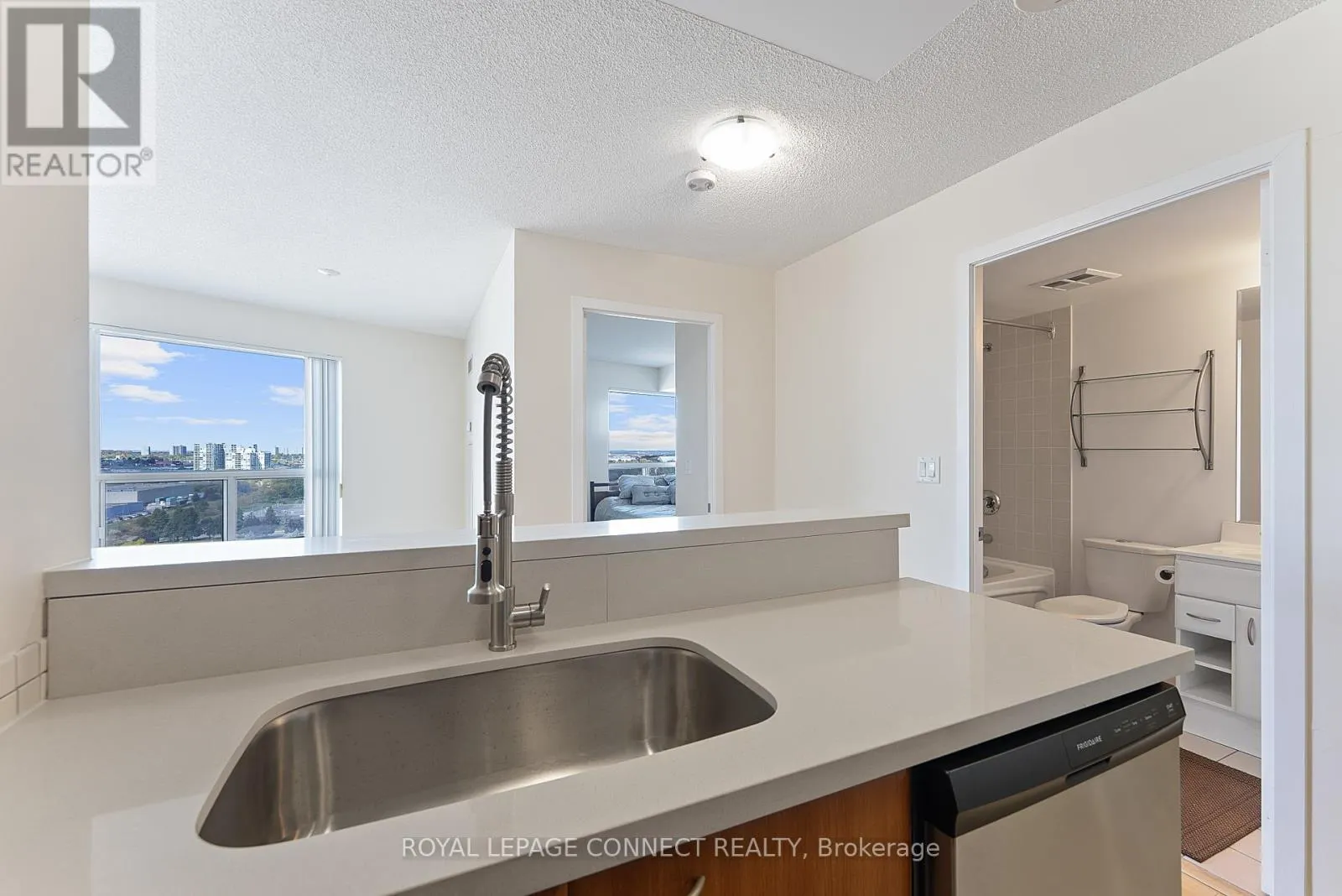 1712 - 36 LEE CENTRE DRIVE