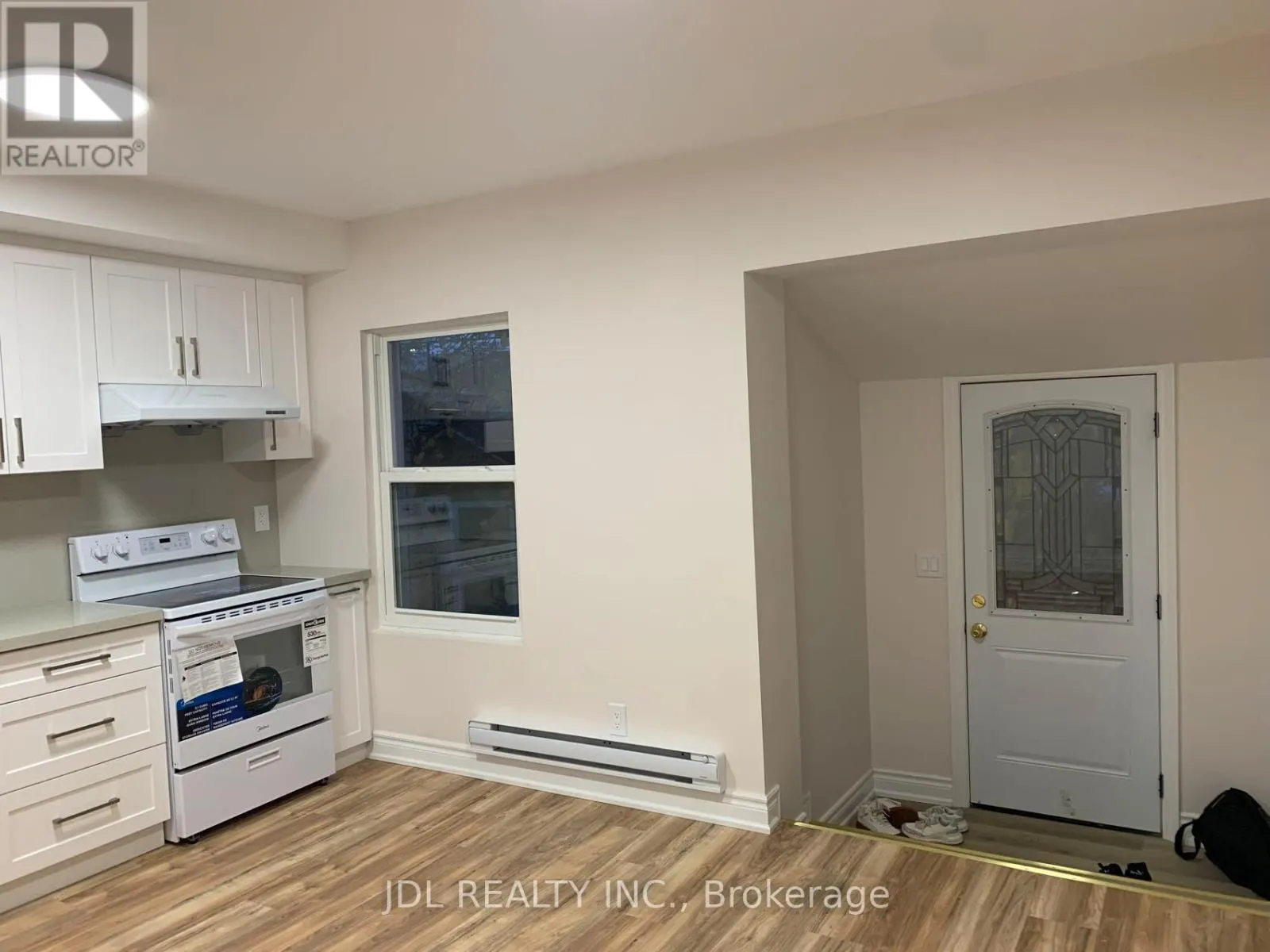 MAIN FLOOR - 5 HARRIS AVENUE S