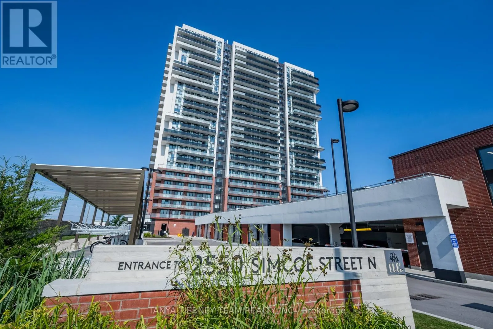 1812 - 2550 SIMCOE STREET N