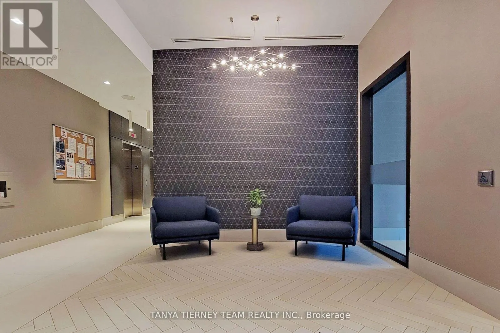 1812 - 2550 SIMCOE STREET N