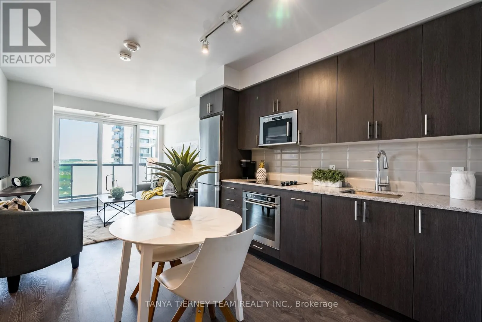 1812 - 2550 SIMCOE STREET N