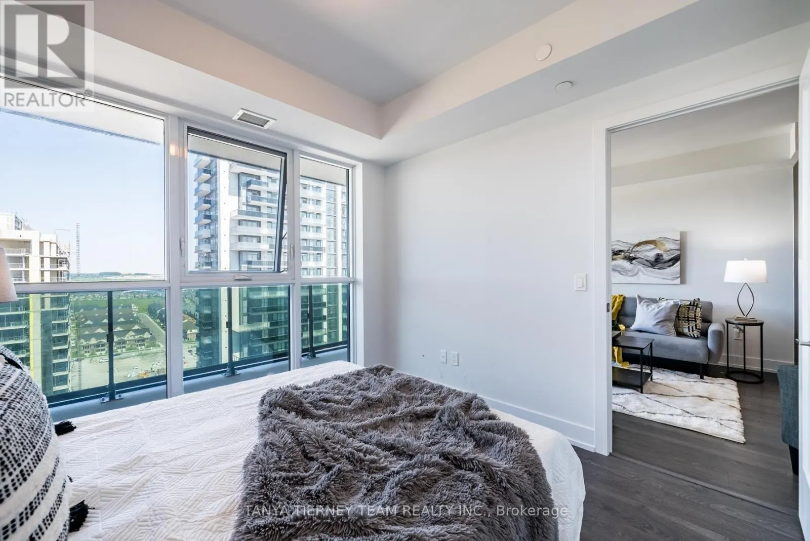 1812 - 2550 SIMCOE STREET N