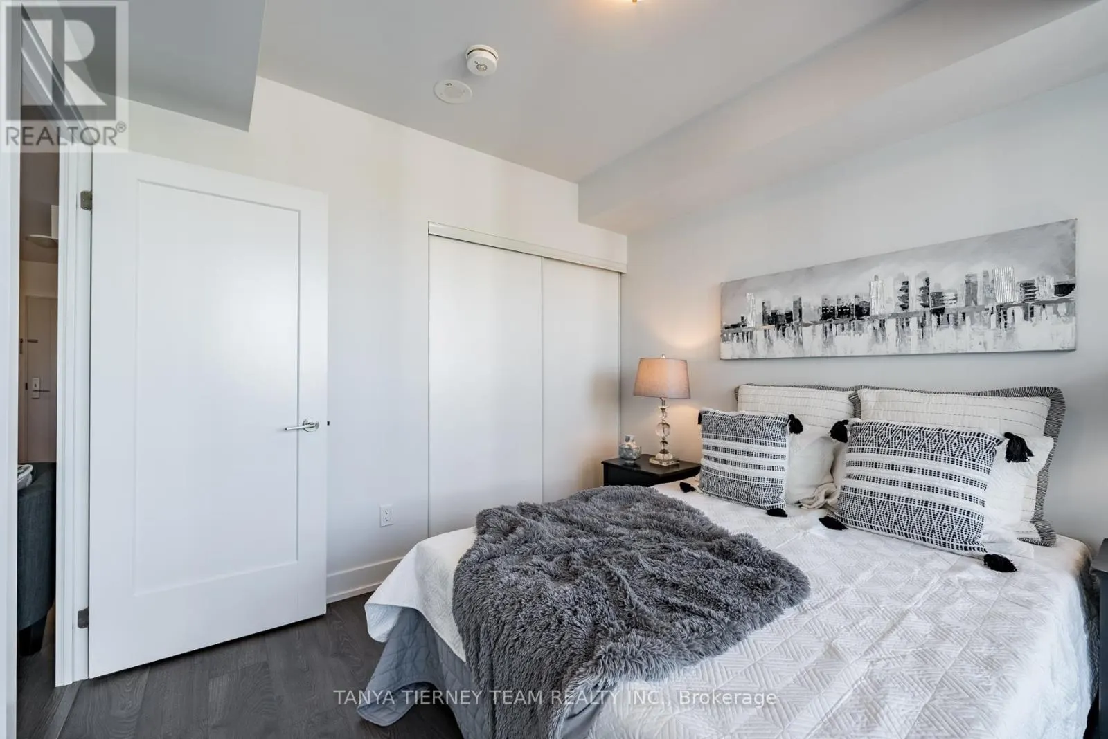 1812 - 2550 SIMCOE STREET N