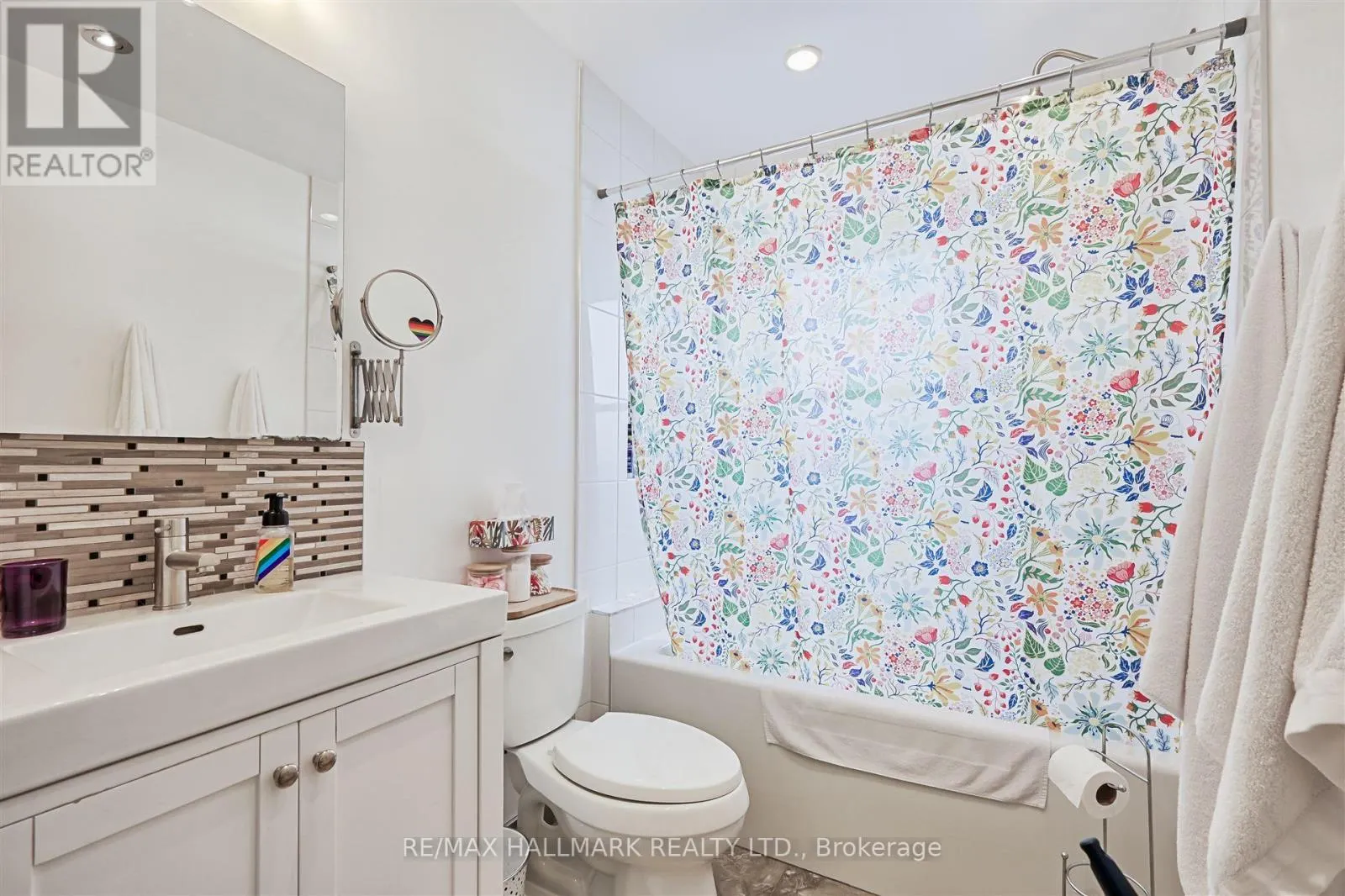 1926 GERRARD STREET E