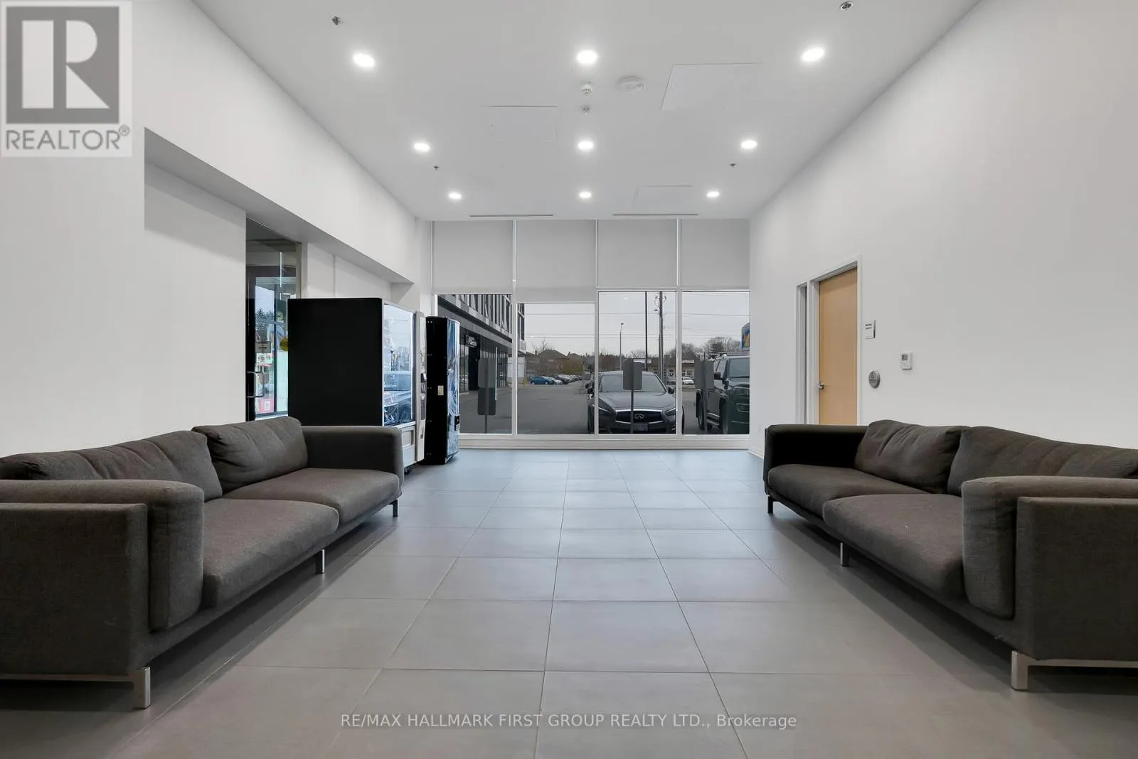 709 - 1900 SIMCOE STREET N