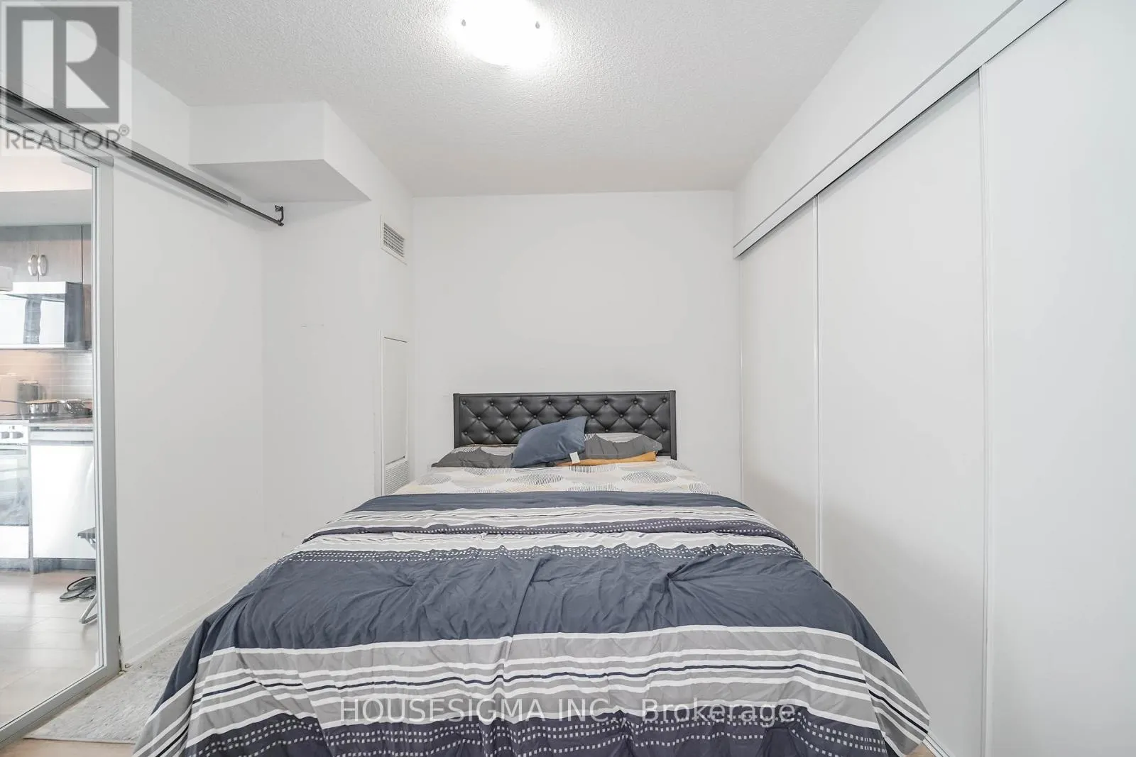 226 - 20 MEADOWGLEN PLACE