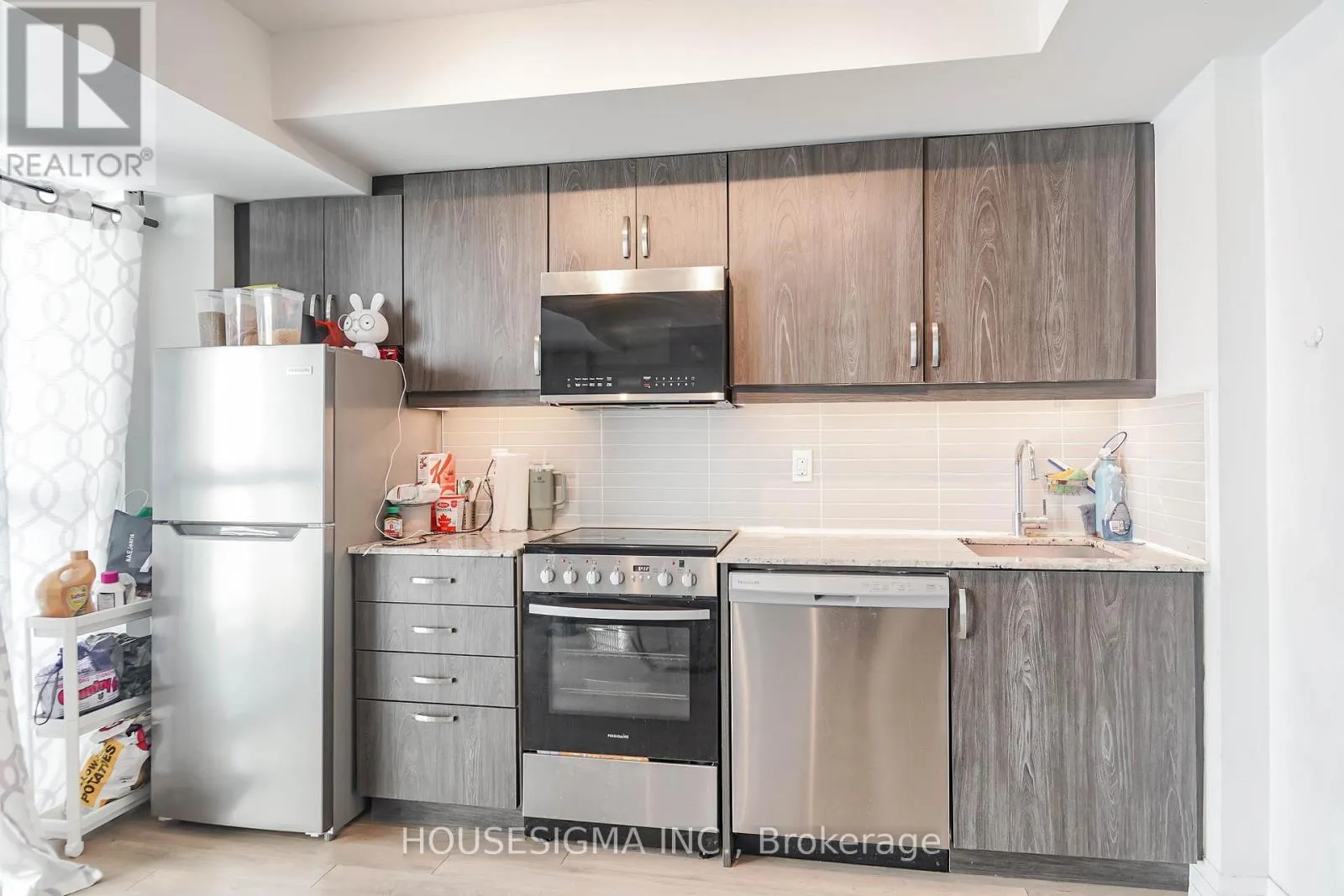 226 - 20 MEADOWGLEN PLACE