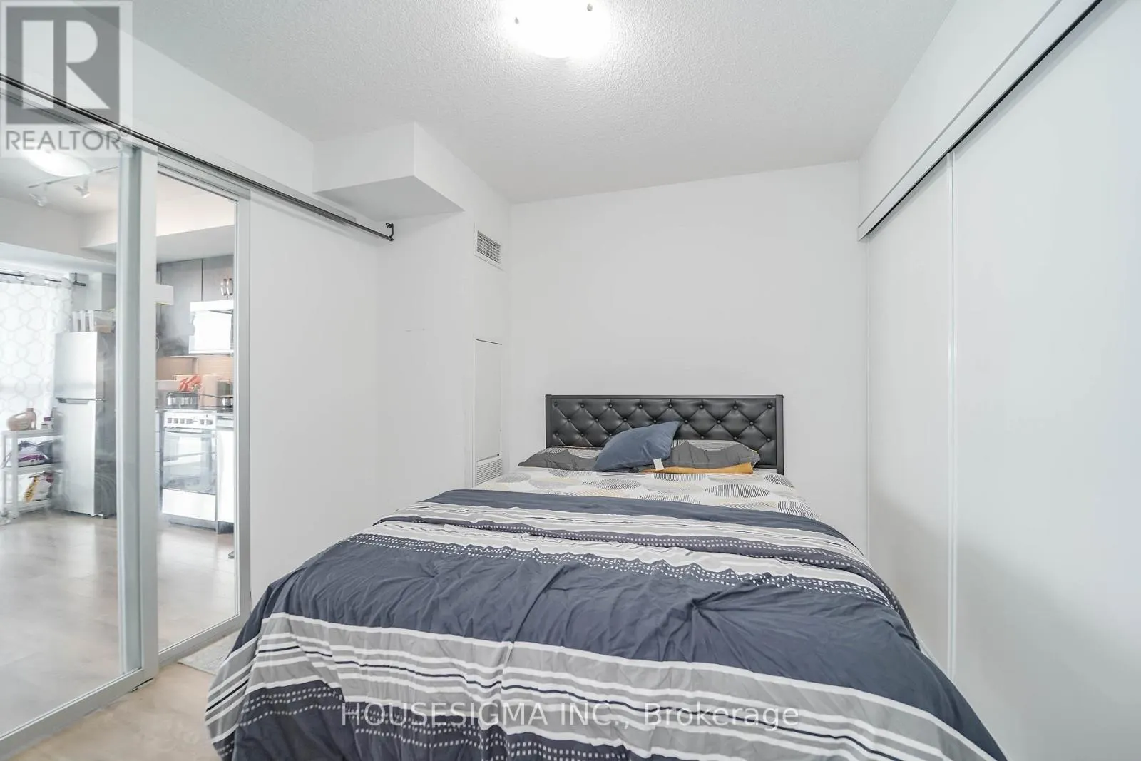 226 - 20 MEADOWGLEN PLACE