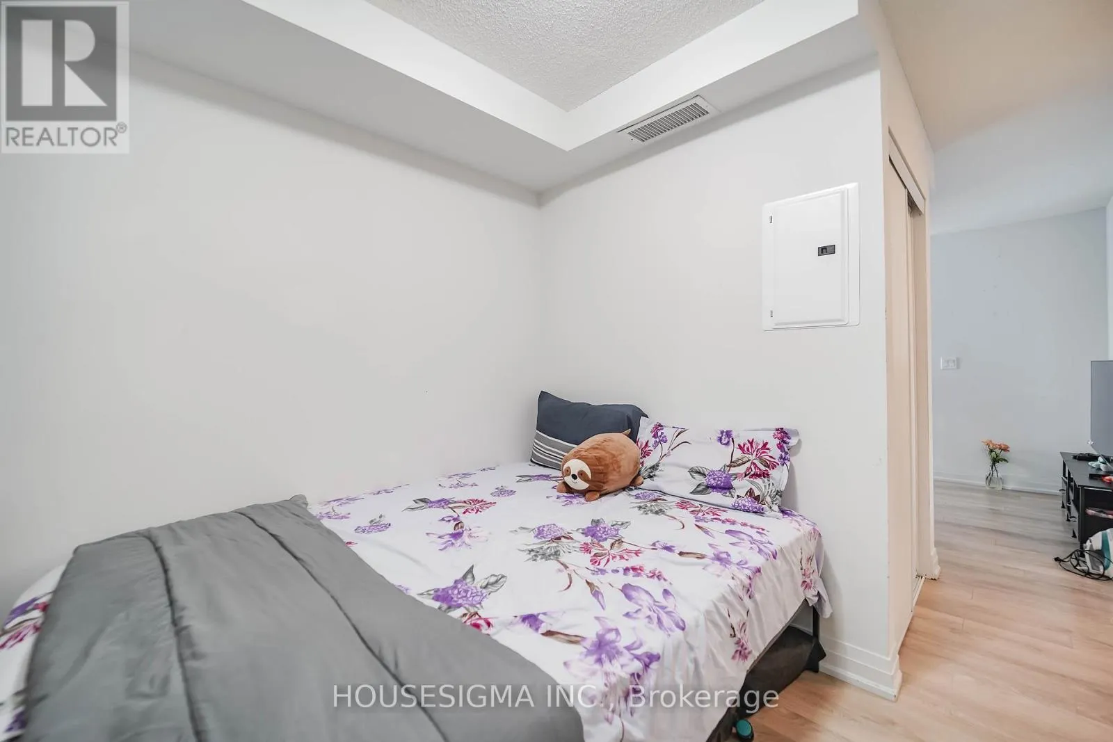 226 - 20 MEADOWGLEN PLACE