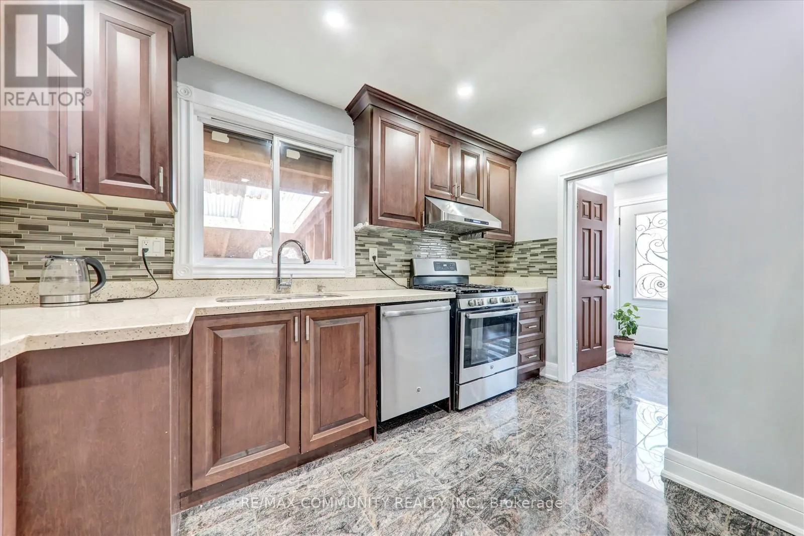 6 BARLOW ROAD