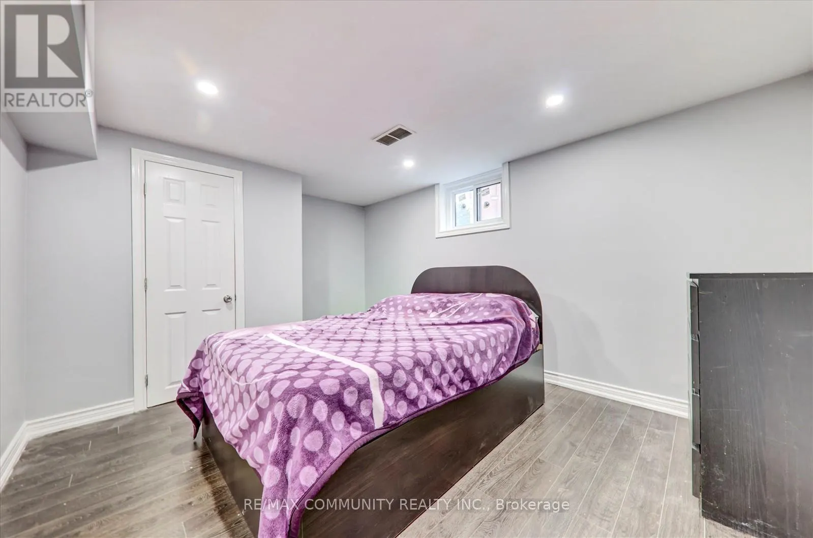 6 BARLOW ROAD