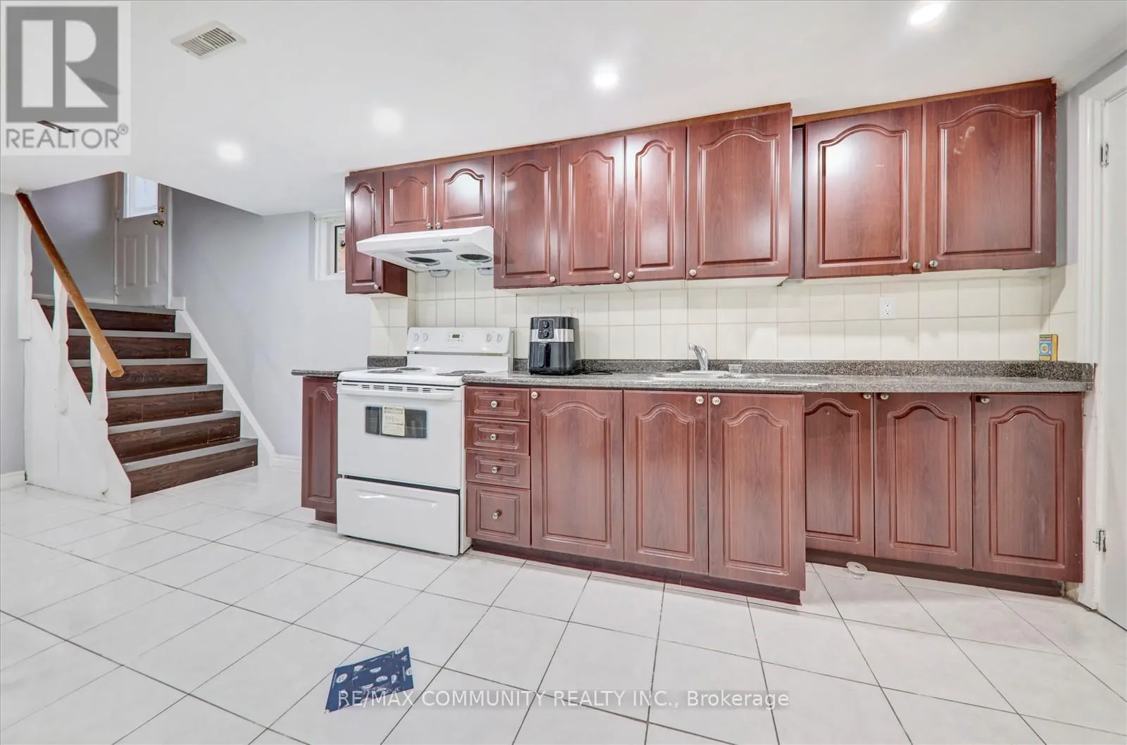 6 BARLOW ROAD