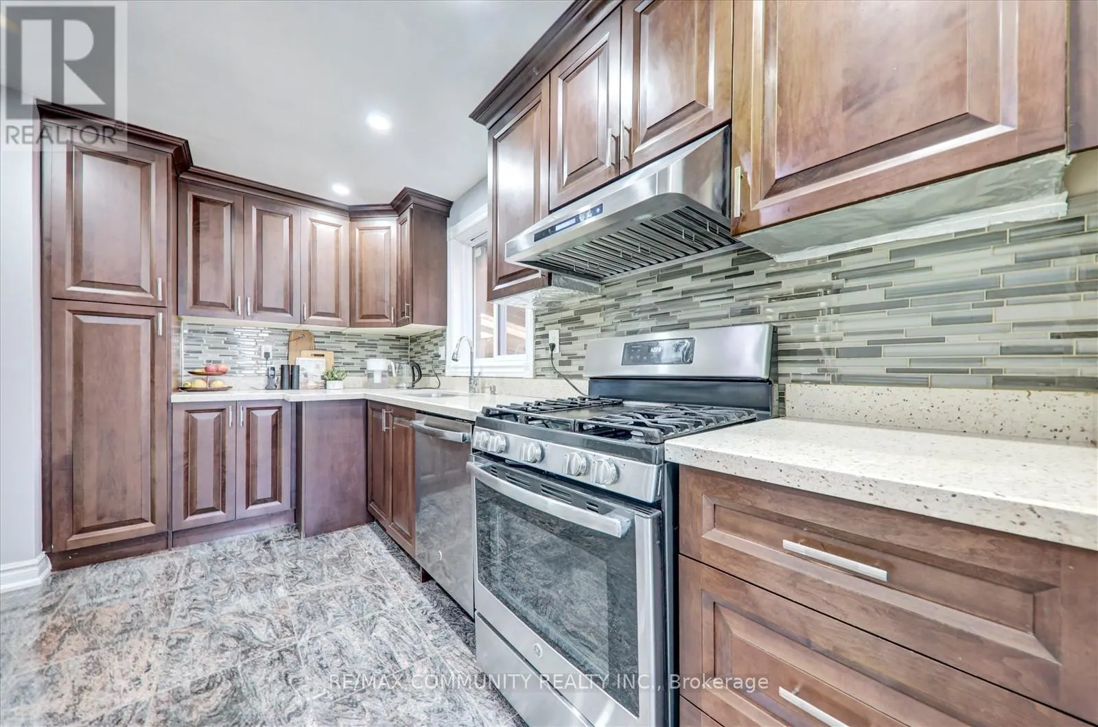 6 BARLOW ROAD