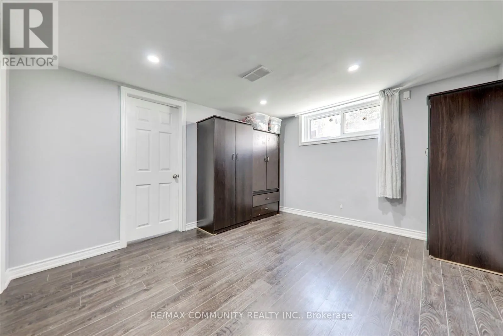 6 BARLOW ROAD