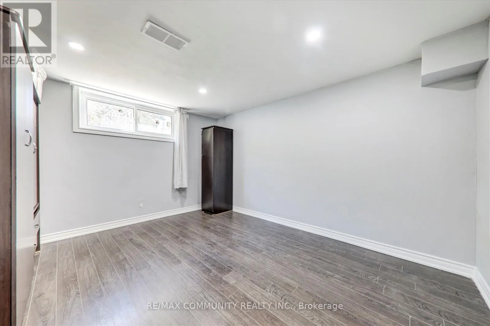 6 BARLOW ROAD