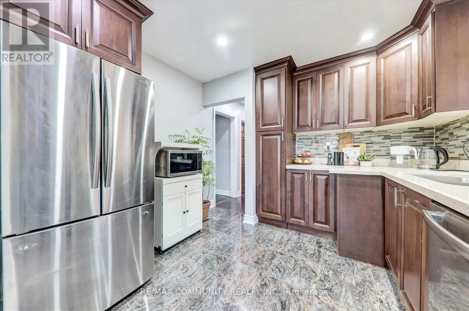 6 BARLOW ROAD