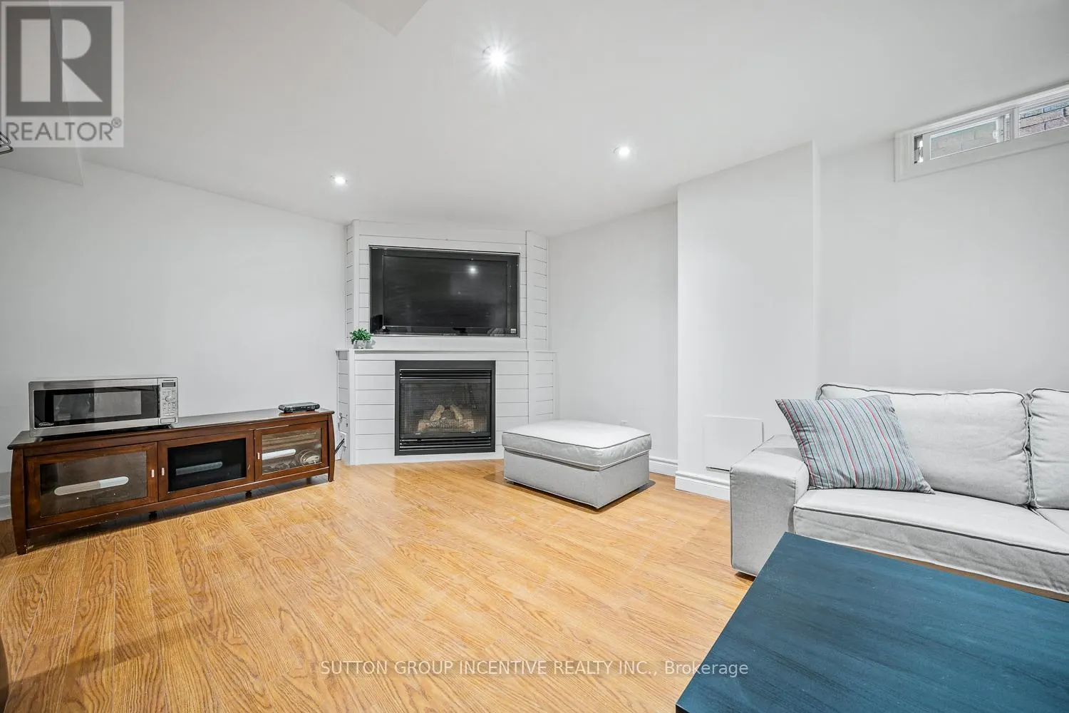 432 WOODSMERE CRESCENT