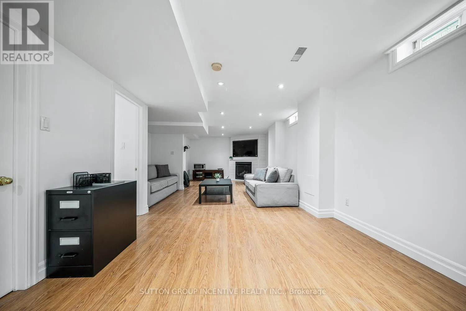 432 WOODSMERE CRESCENT