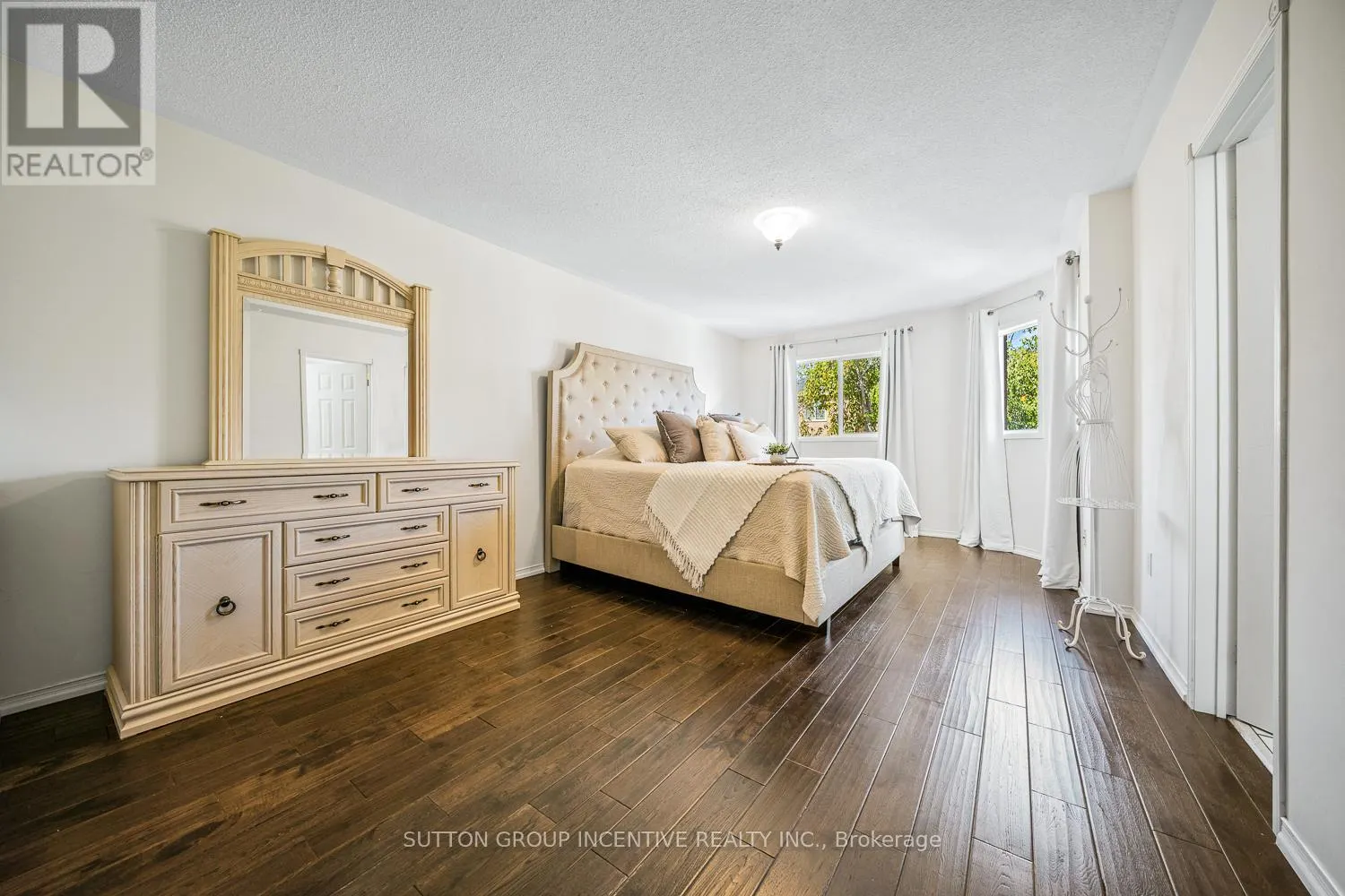 432 WOODSMERE CRESCENT