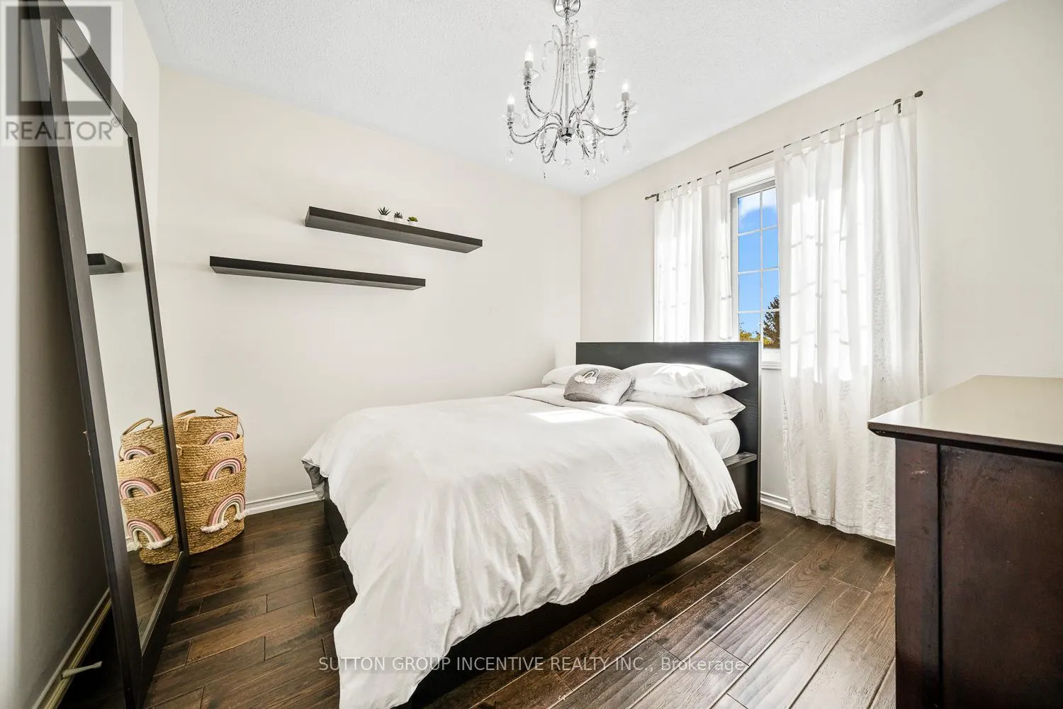 432 WOODSMERE CRESCENT