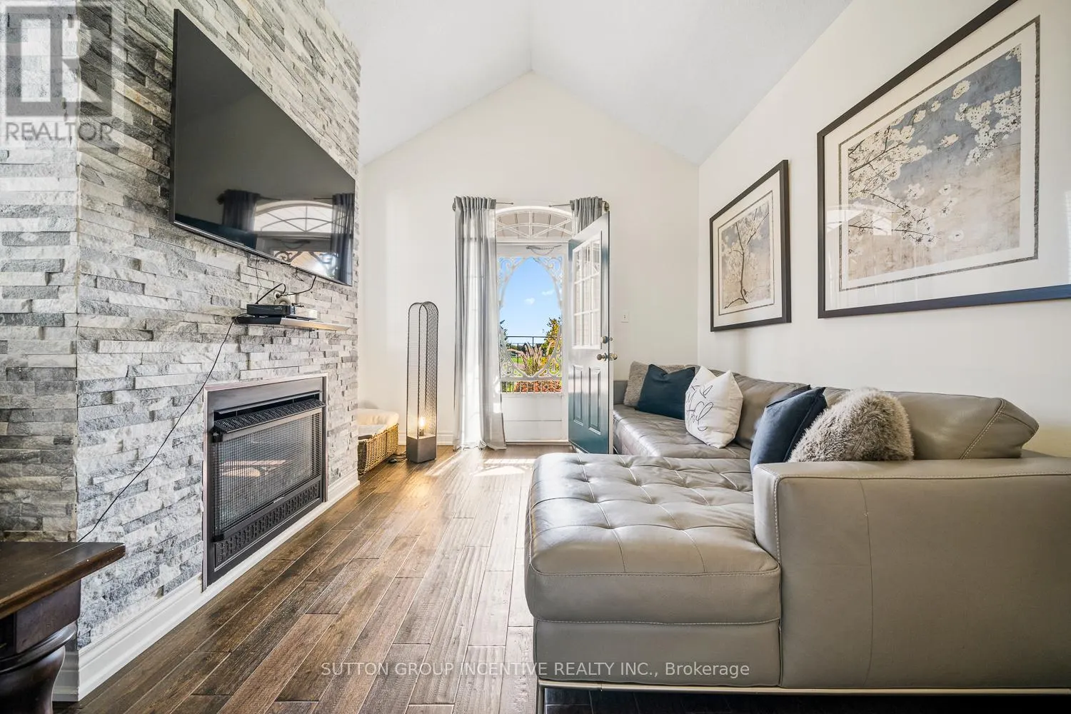 432 WOODSMERE CRESCENT