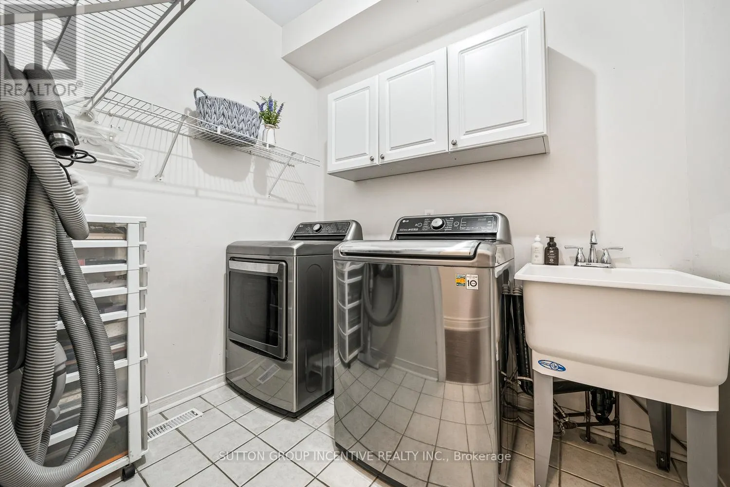 432 WOODSMERE CRESCENT