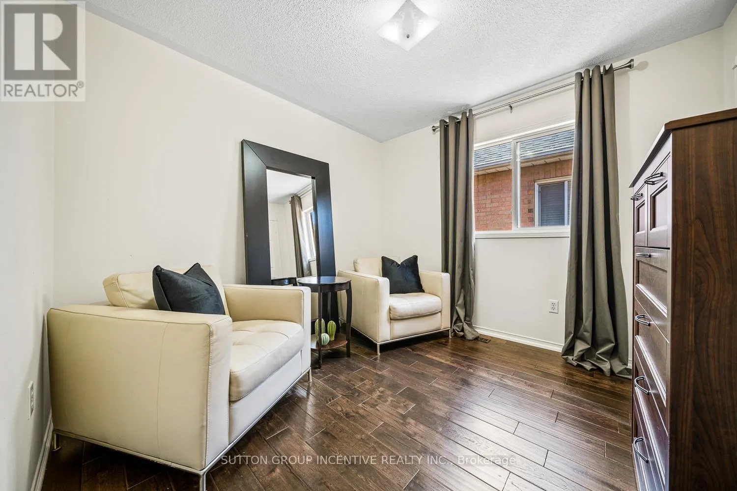 432 WOODSMERE CRESCENT