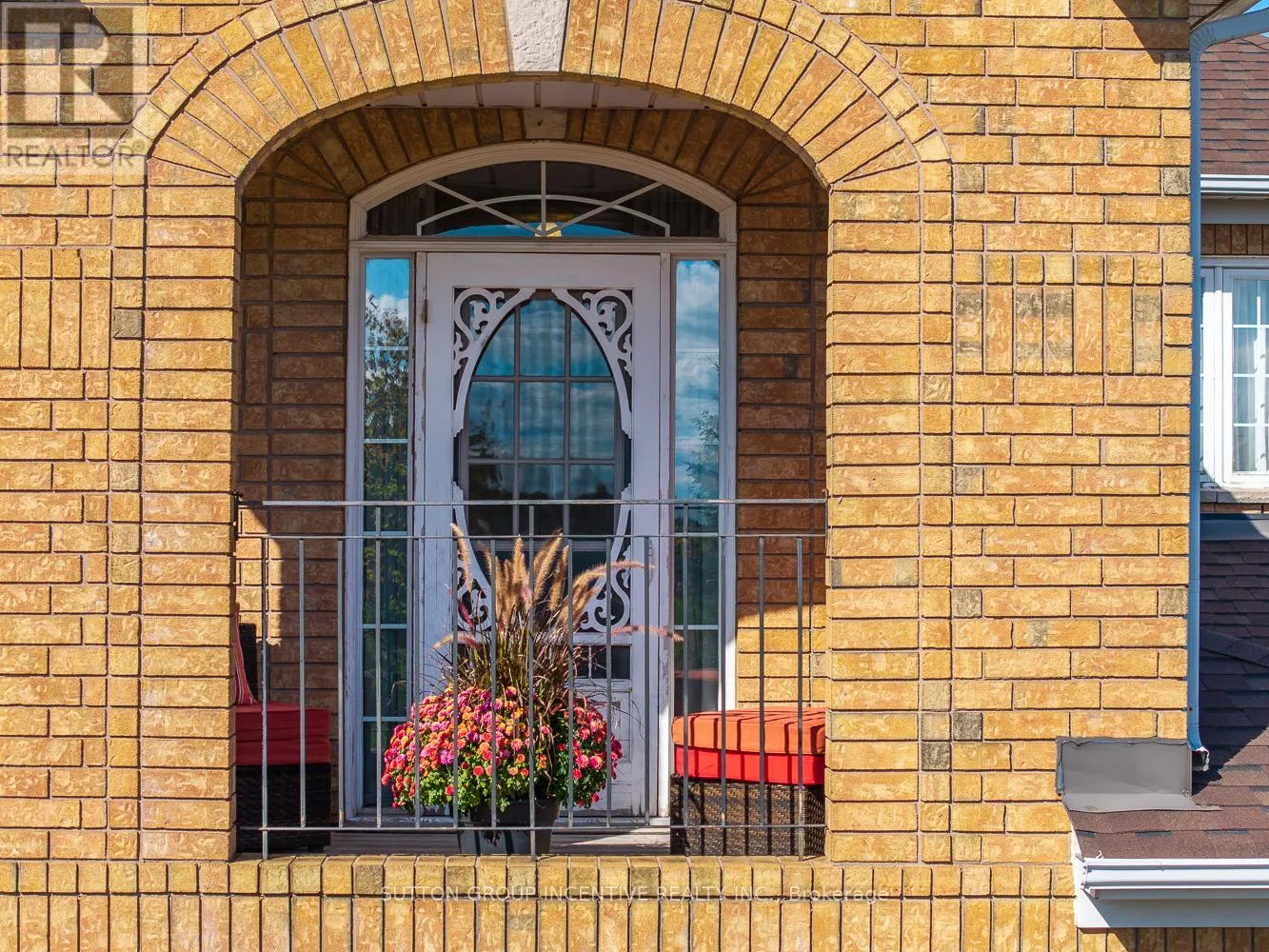 432 WOODSMERE CRESCENT