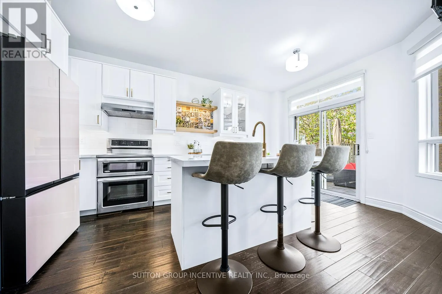 432 WOODSMERE CRESCENT