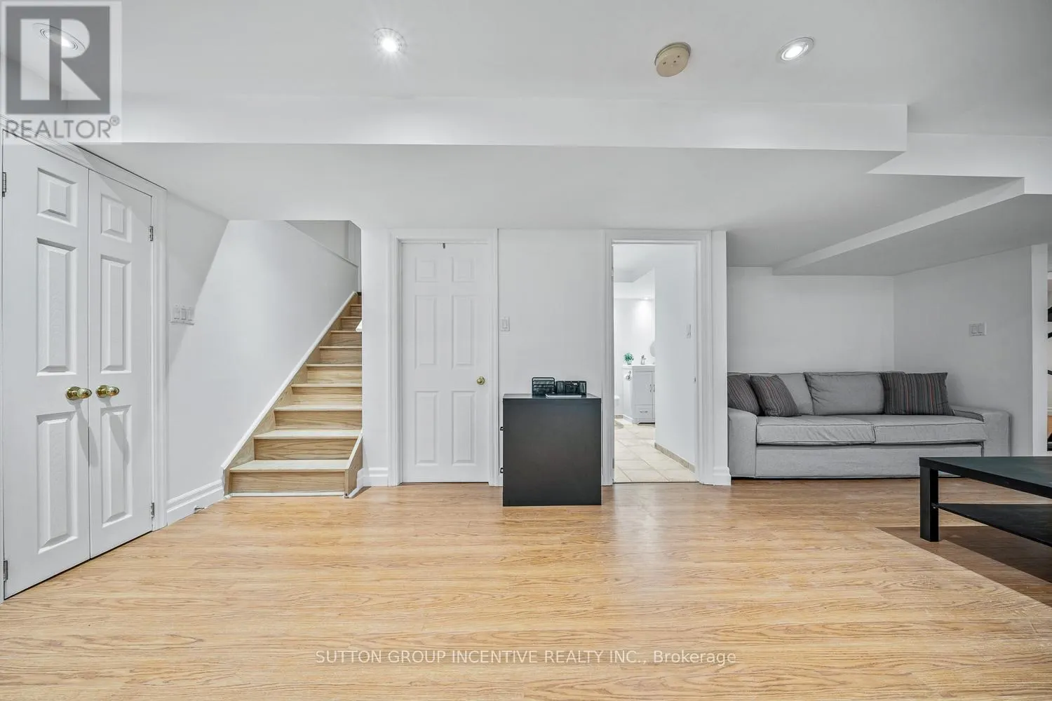 432 WOODSMERE CRESCENT