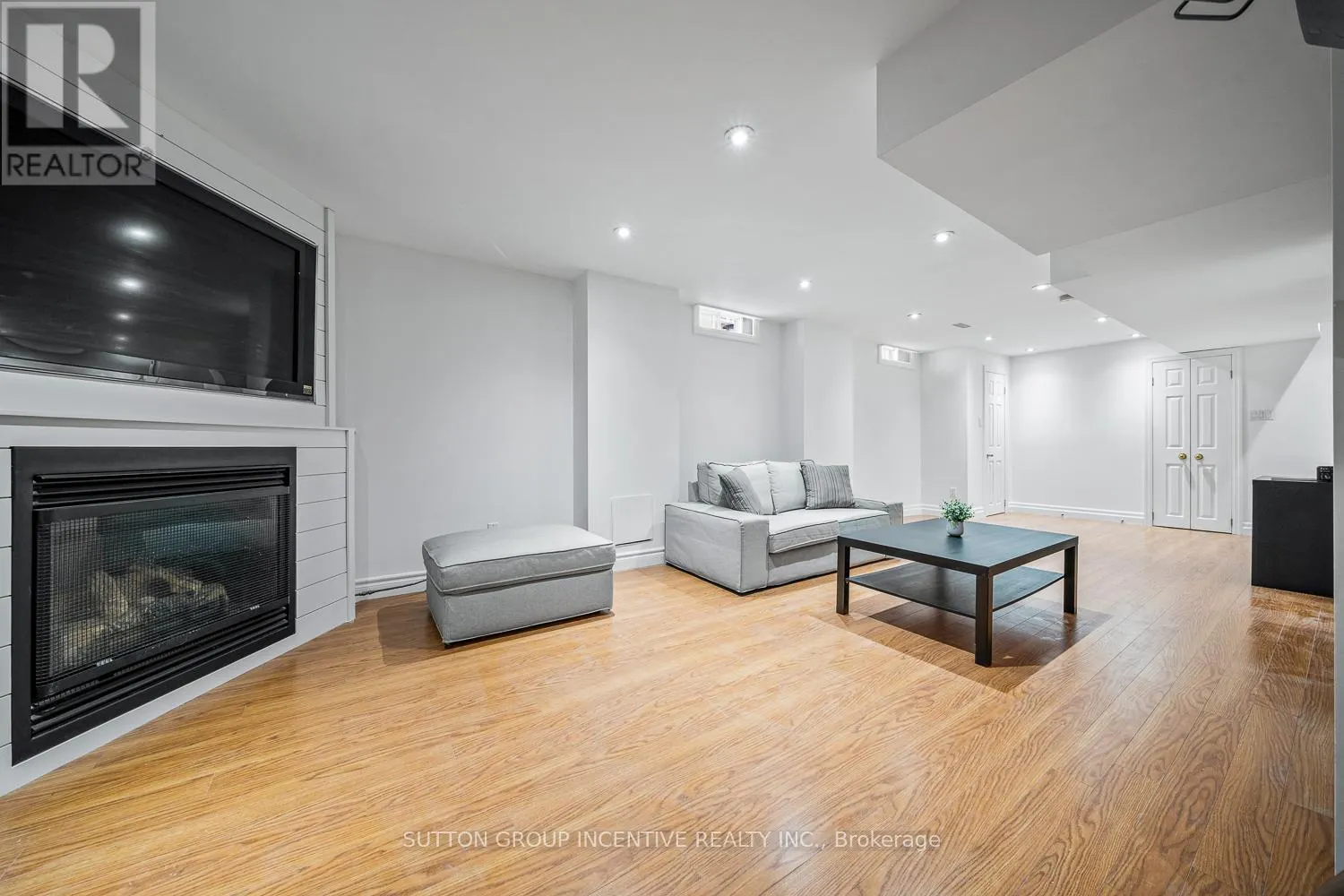 432 WOODSMERE CRESCENT