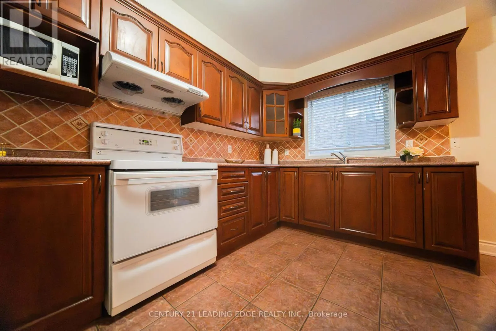 4 GLACIER CRESCENT