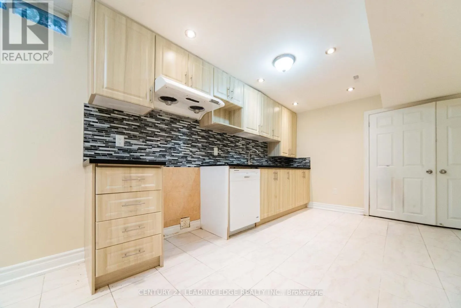 4 GLACIER CRESCENT