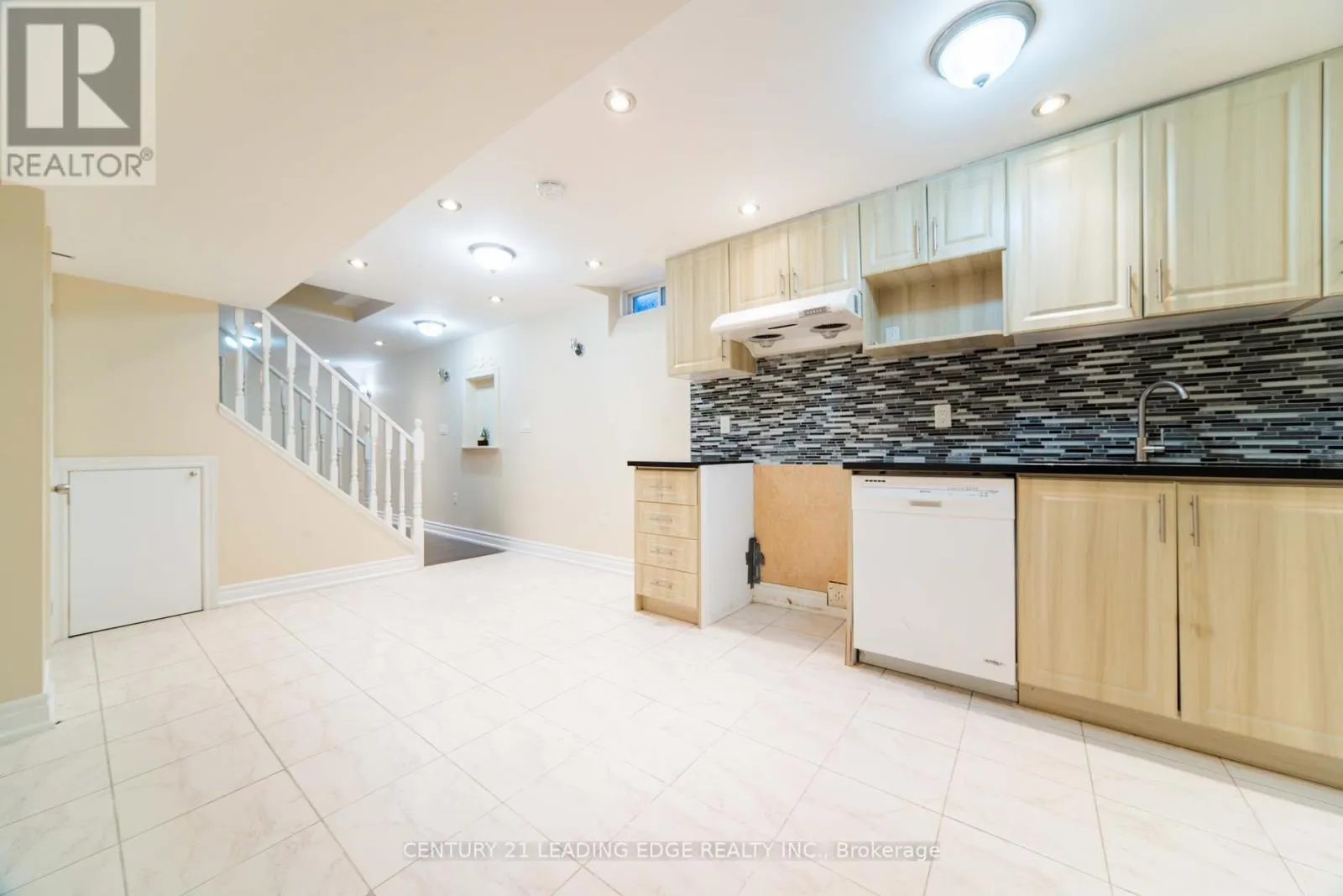 4 GLACIER CRESCENT