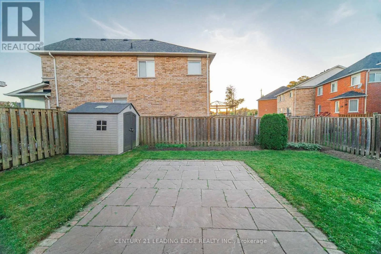 4 GLACIER CRESCENT