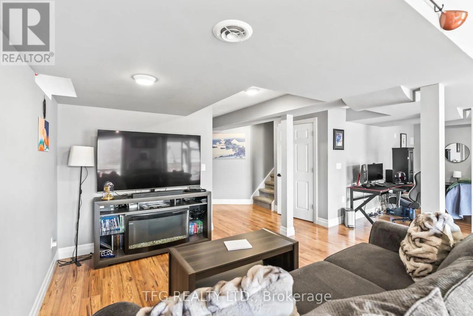 1187 ASHGROVE CRESCENT