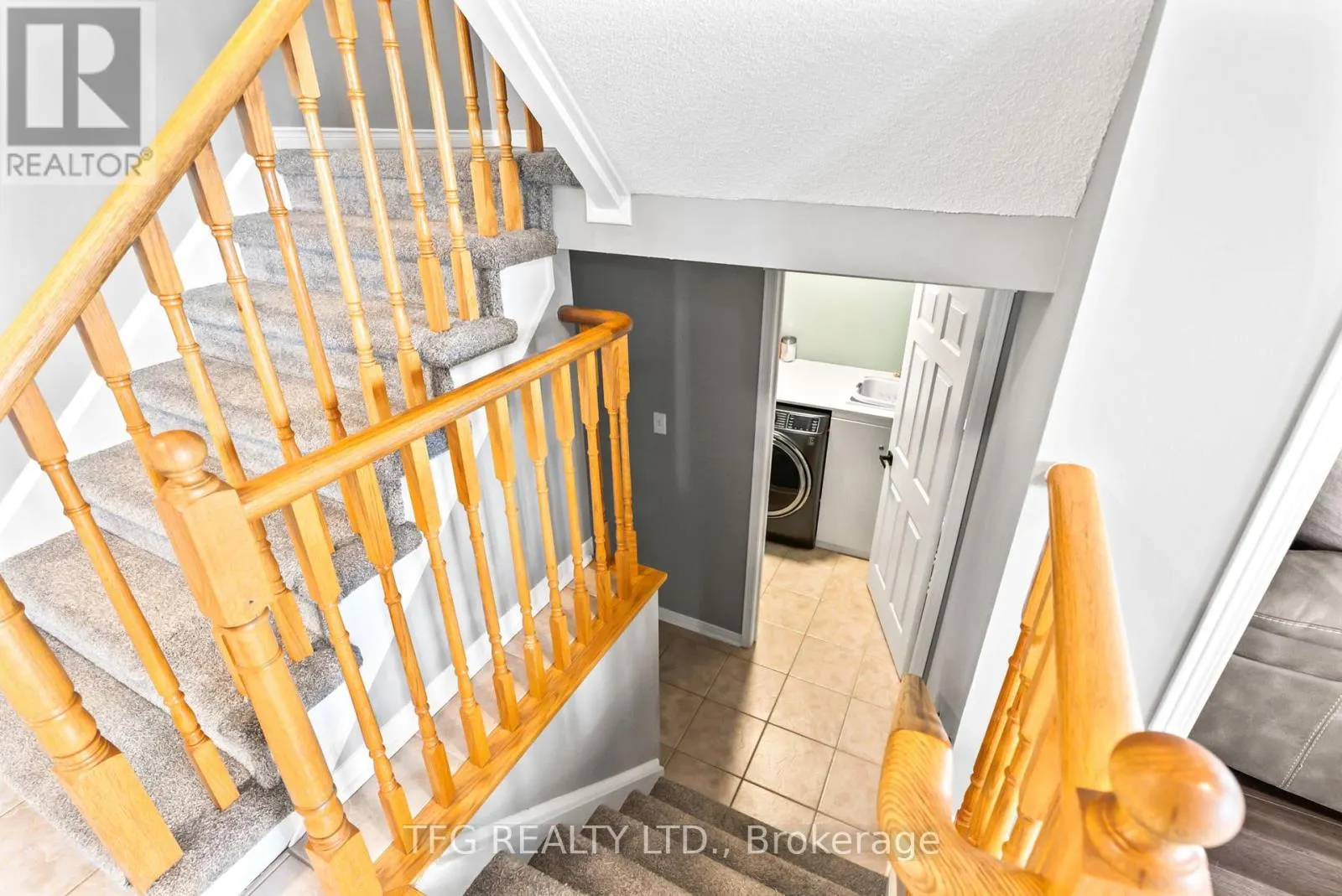 1187 ASHGROVE CRESCENT