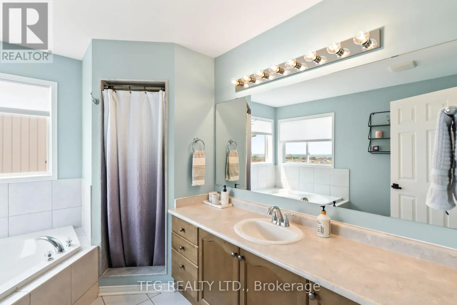 1187 ASHGROVE CRESCENT