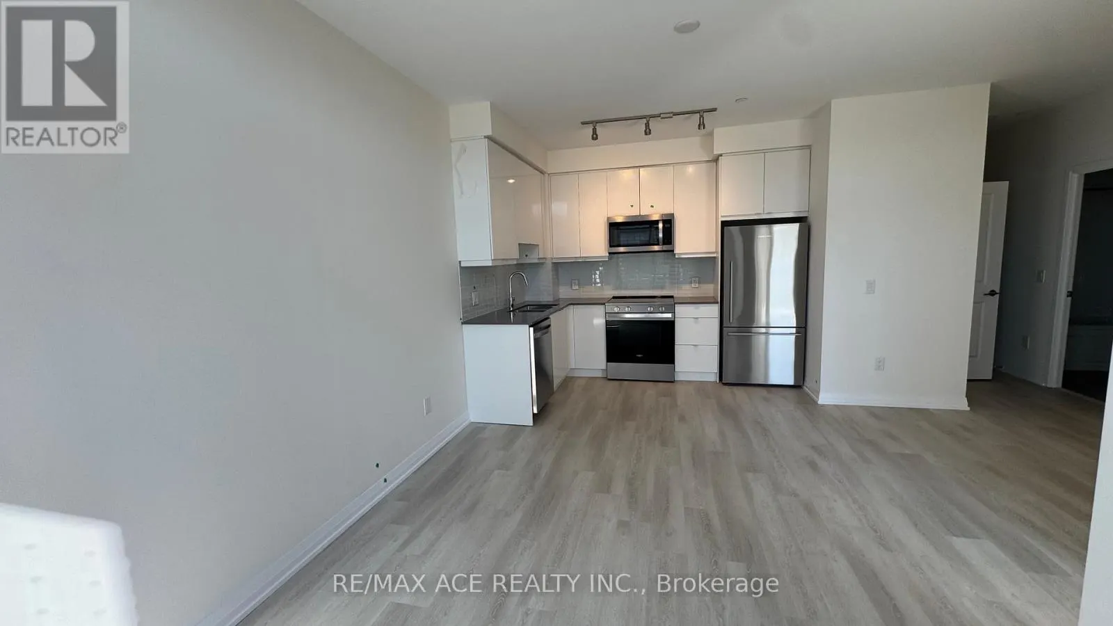 210 - 3260 SHEPPARD AVENUE E