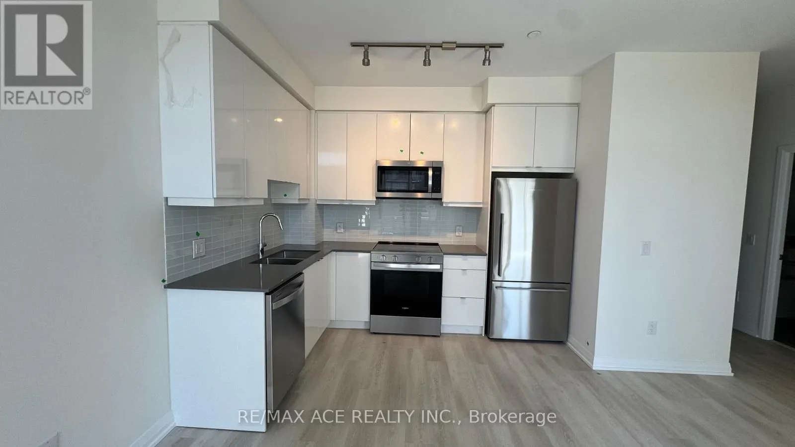 210 - 3260 SHEPPARD AVENUE E