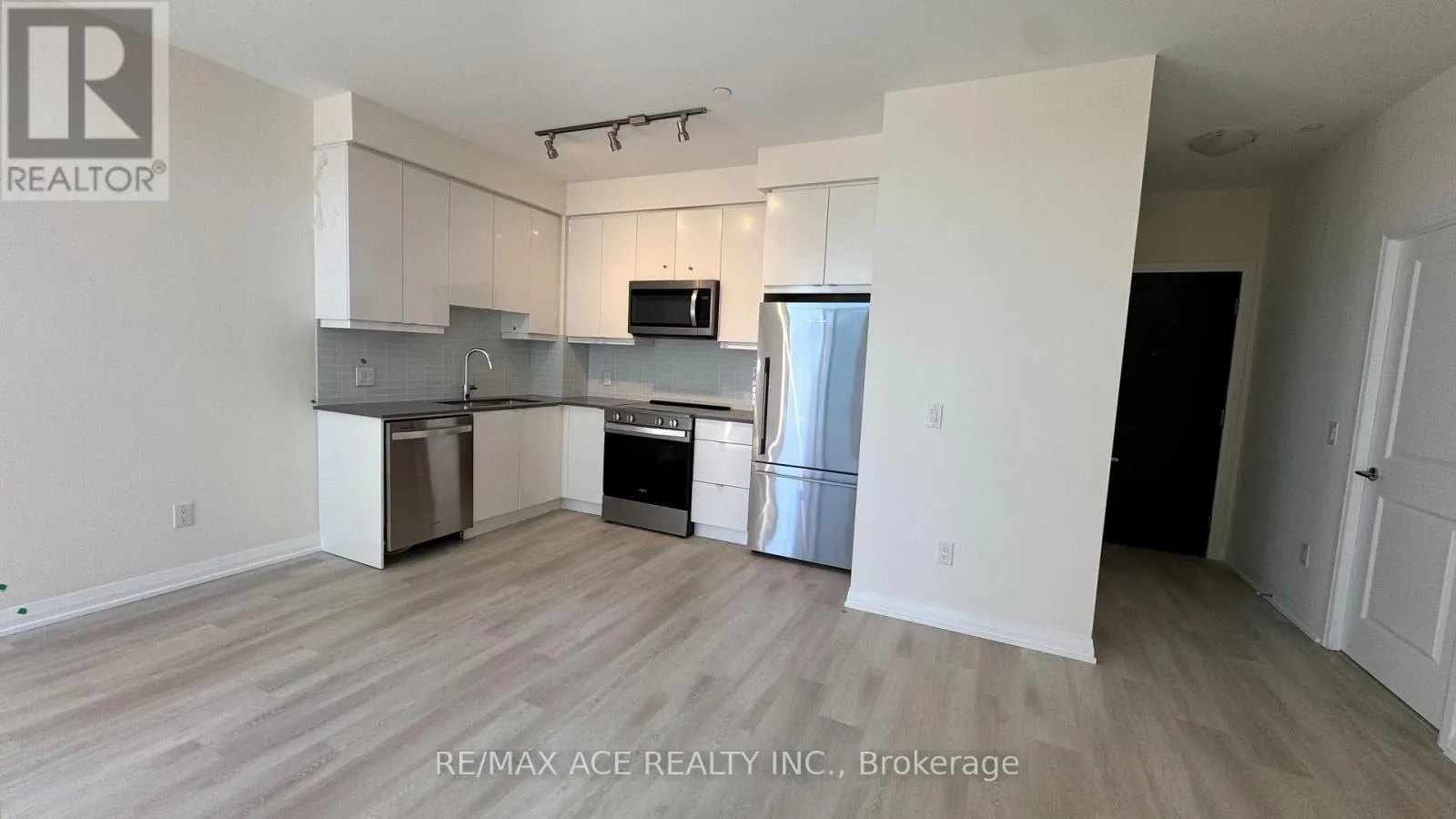 210 - 3260 SHEPPARD AVENUE E