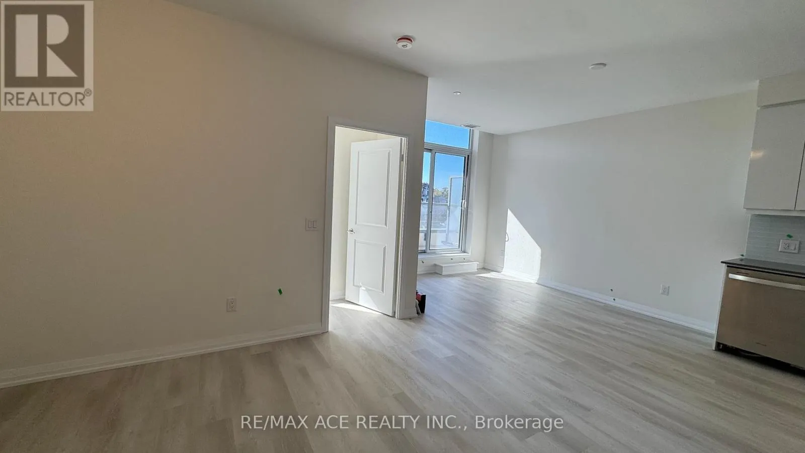 210 - 3260 SHEPPARD AVENUE E