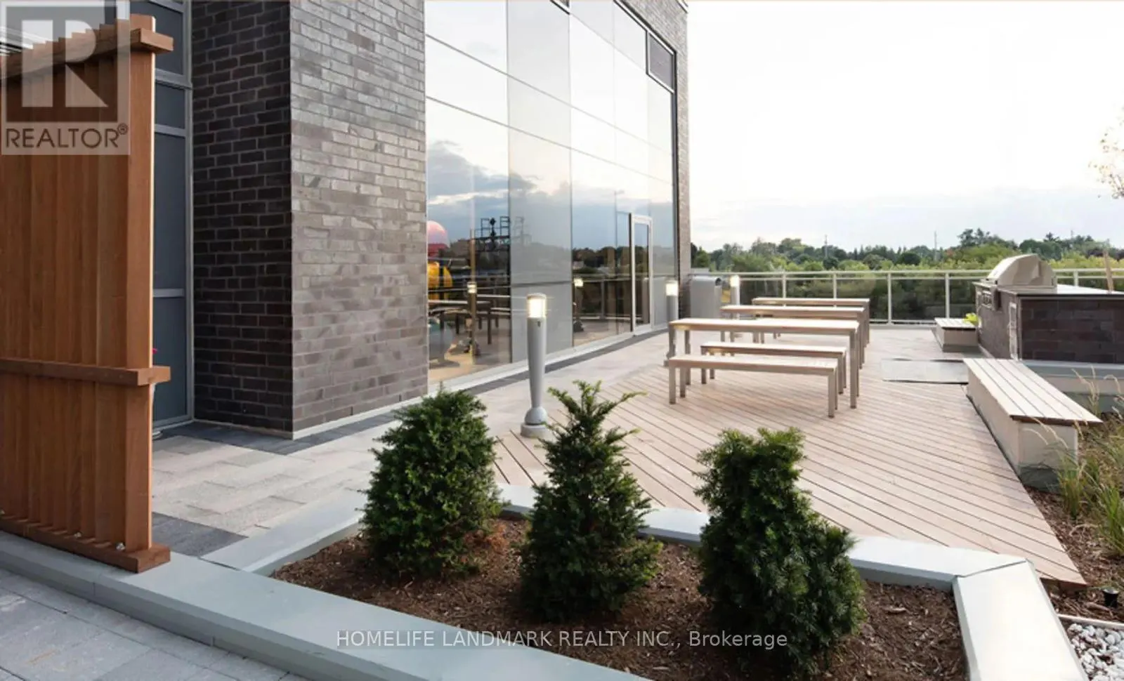 2618 - 275 VILLAGE GREEN SQUARE