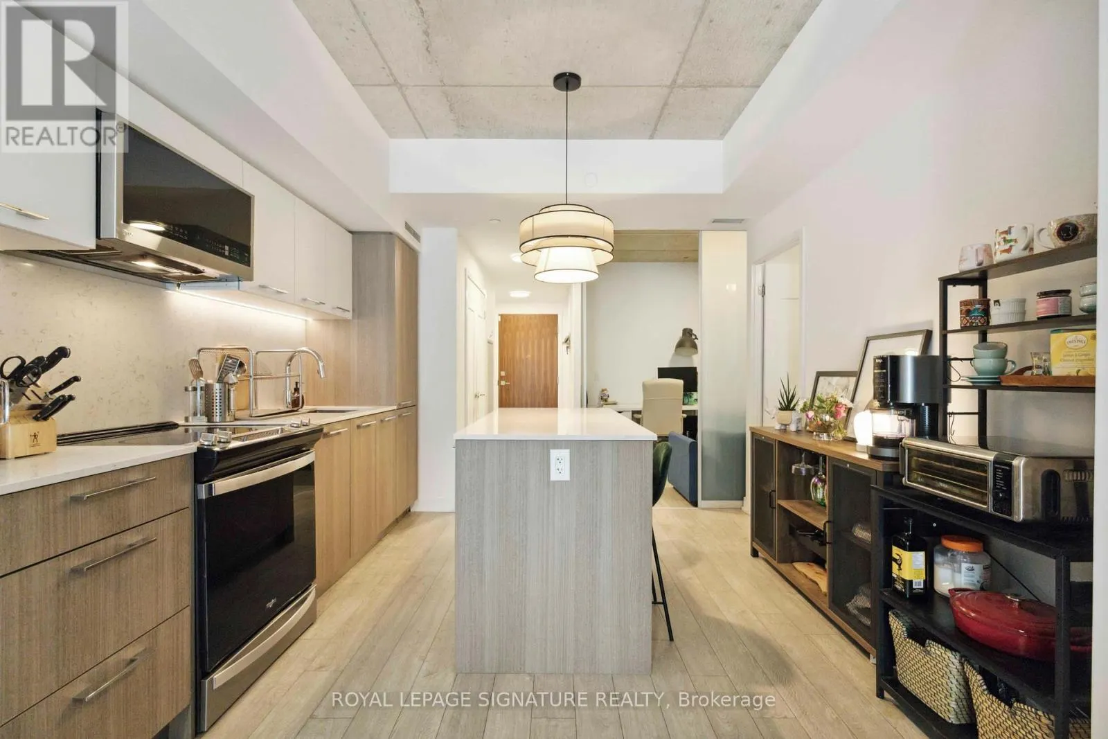 313 - 665 QUEEN STREET E