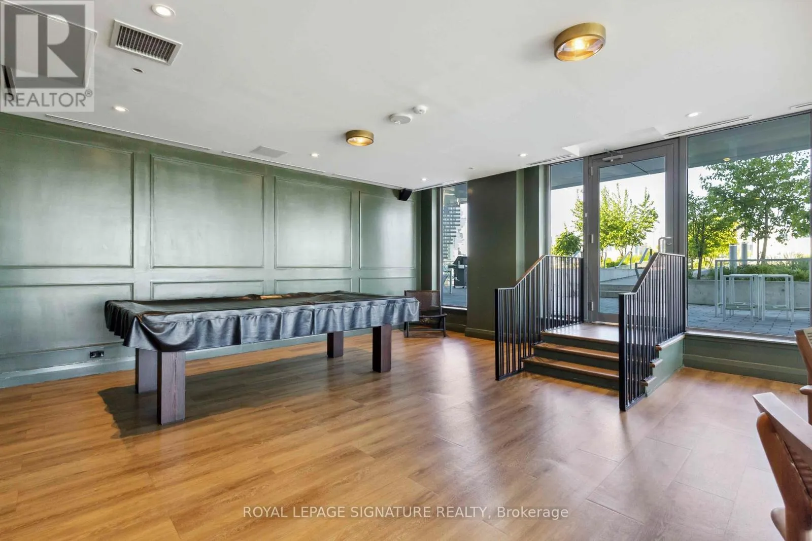 313 - 665 QUEEN STREET E