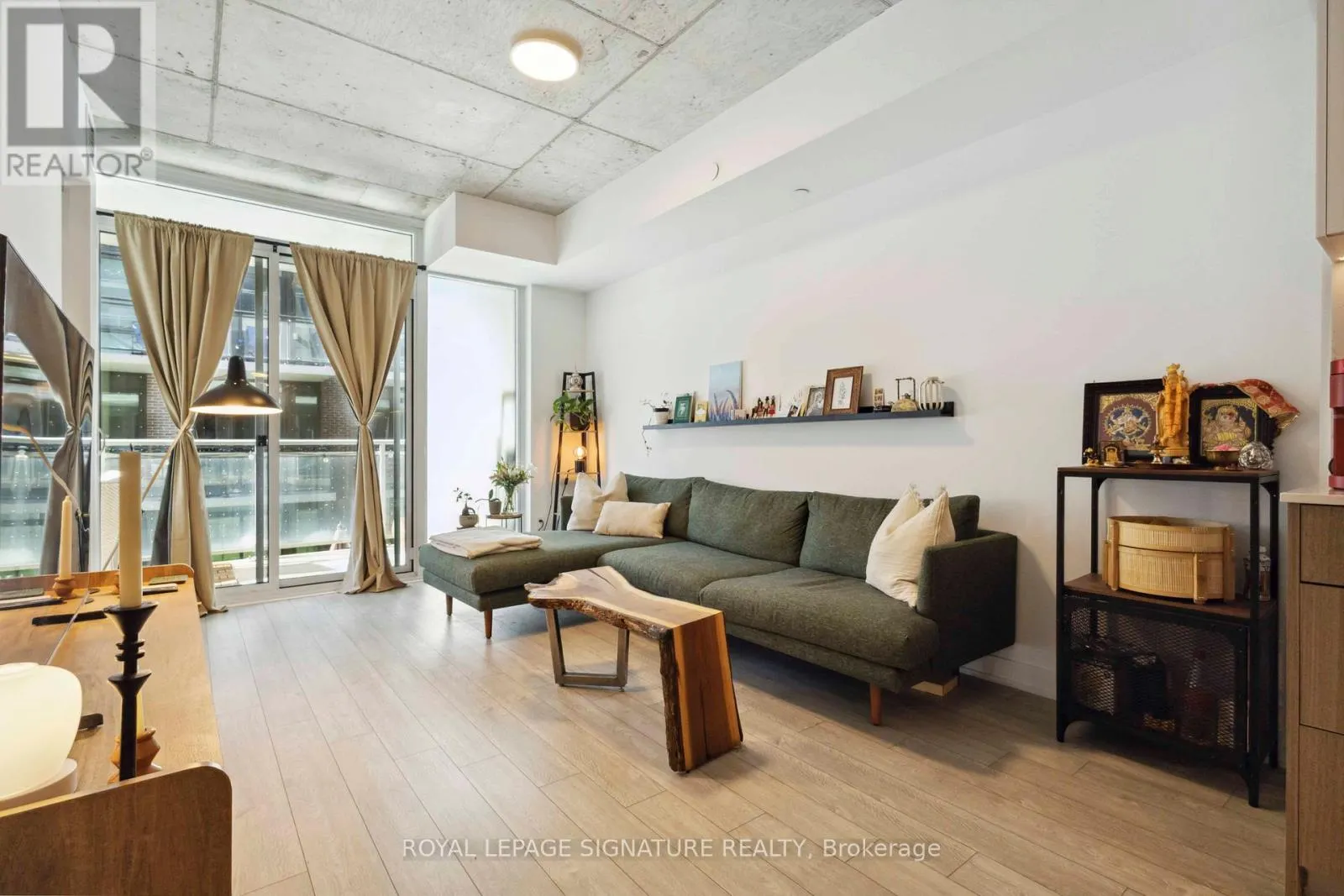 313 - 665 QUEEN STREET E