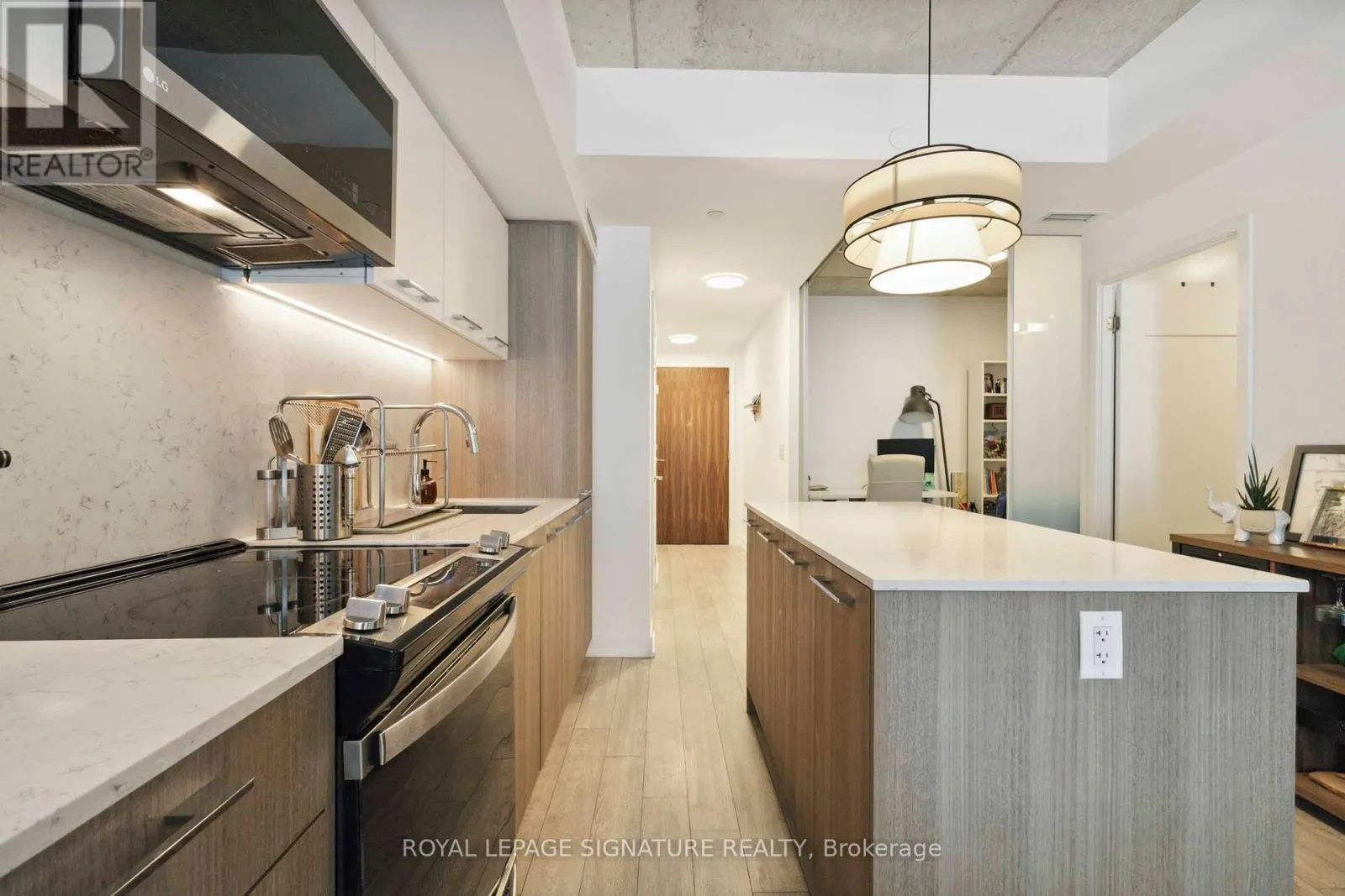 313 - 665 QUEEN STREET E