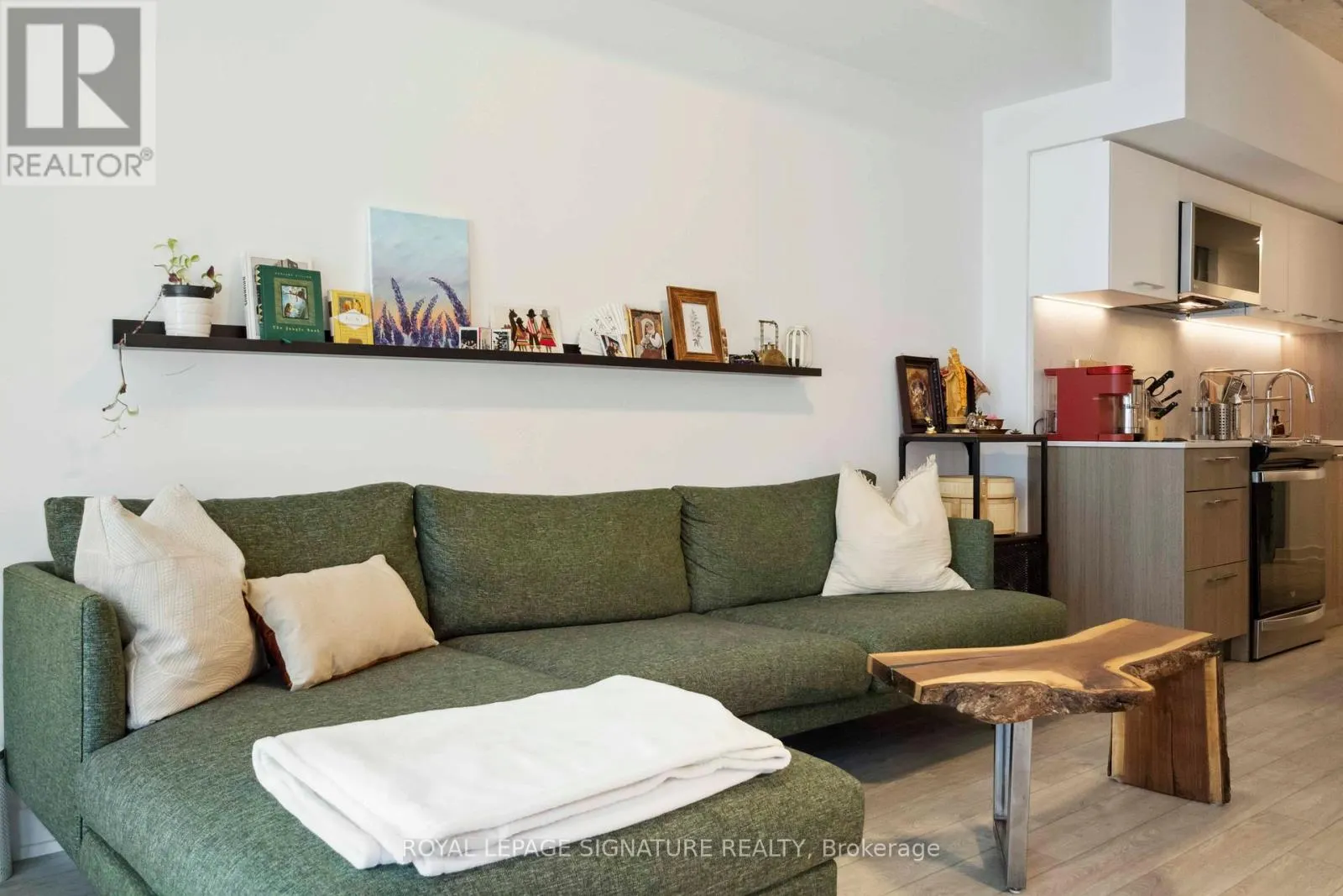 313 - 665 QUEEN STREET E